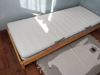 Cama apilable Utaker Ikea + 2 colchones Malfor