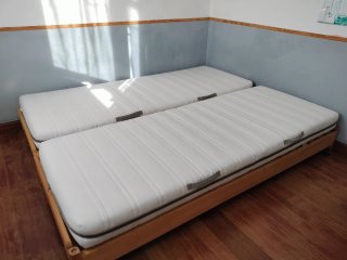 Cama apilable Utaker Ikea + 2 colchones Malfor