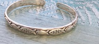 Pulsera de plata con peces