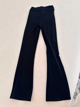 Pantalón Oysho negro acampanado