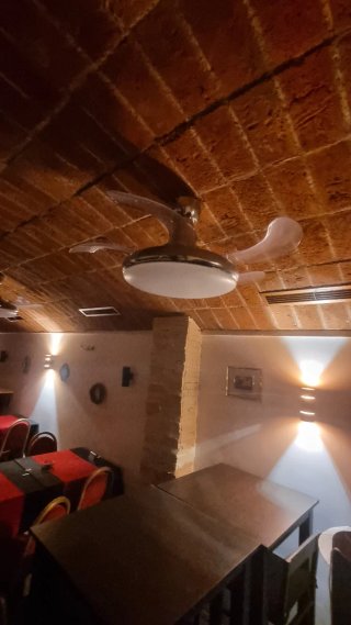 Mesa de barril con sillas