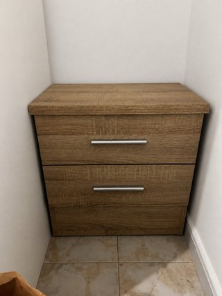 Mesas de noche de madera y metal