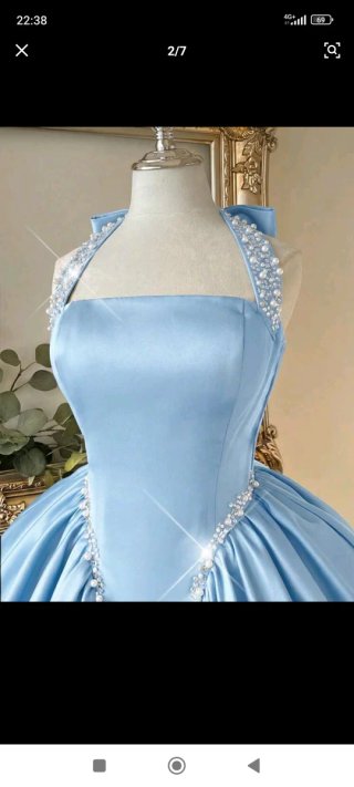 Vestido corto azul con pedrería