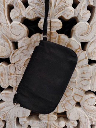 Bolso de mano negro con correa