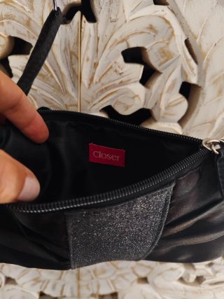 Bolso de mano negro con correa