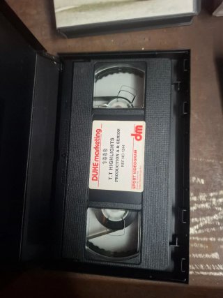 Lote 4 VHS Duke Video TT Highlights & A Place In H