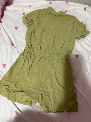 Mono corto verde con cremallera