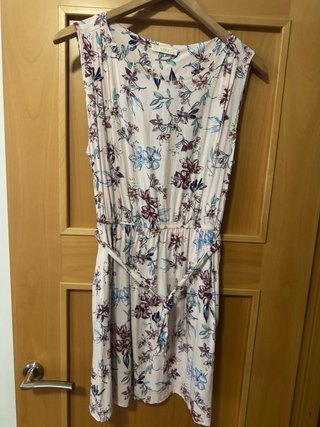 Vestido floral multicolor con cinturón