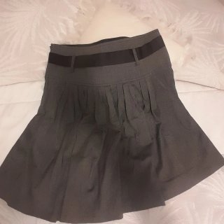 Falda gris plisada con cinturón