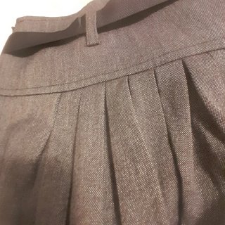 Falda gris plisada con cinturón