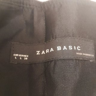 Falda gris plisada con cinturón