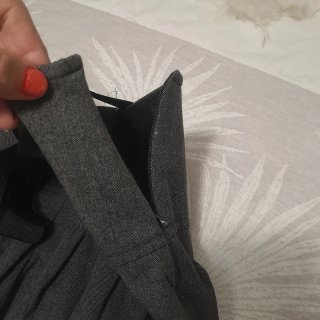 Falda gris plisada con cinturón