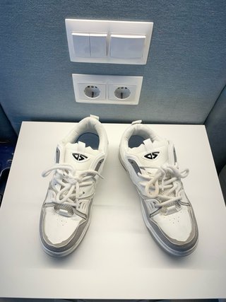 Zapatillas deportivas skoo wood gris y blanco