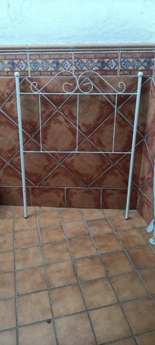 Cabecero de cama de metal blanco roto