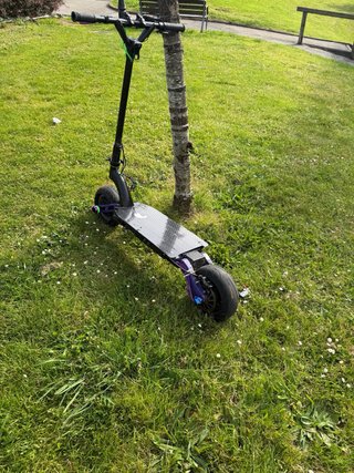 Patinete Eléctrico Negro y Morado