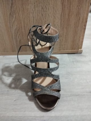 Tacones plateados brillantes con cordones