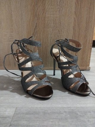 Tacones plateados brillantes con cordones