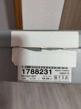 Tacones plateados brillantes con cordones