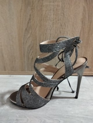 Tacones plateados brillantes con cordones