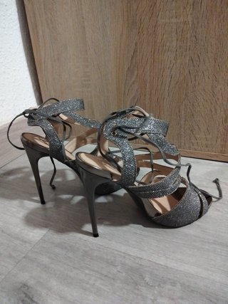 Tacones plateados brillantes con cordones
