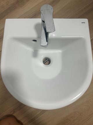 Lavabo pequeño con grifo