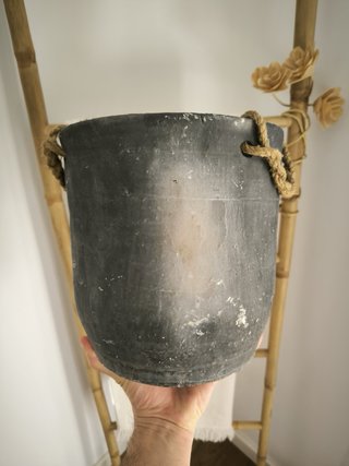 Vaso di pietra con corde