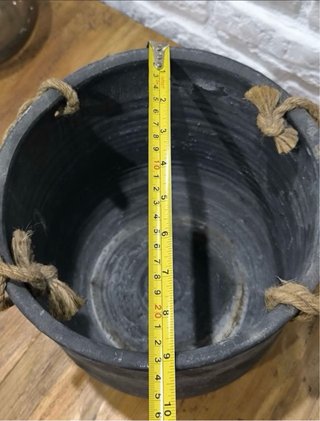 Vaso di pietra con corde