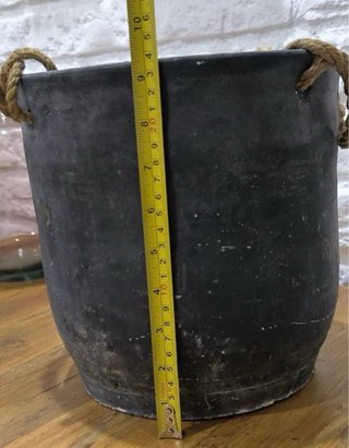 Vaso di pietra con corde
