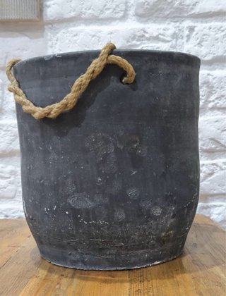 Vaso di pietra con corde