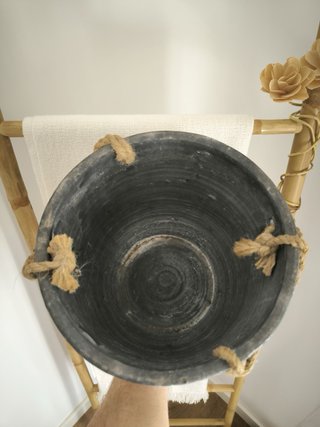 Vaso di pietra con corde