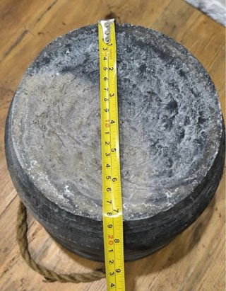 Vaso di pietra con corde