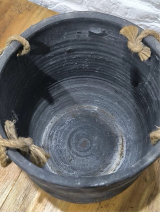 Vaso di pietra con corde