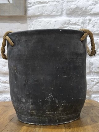 Vaso di pietra con corde