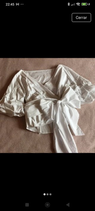 Camisa blanca cruzada con lazo