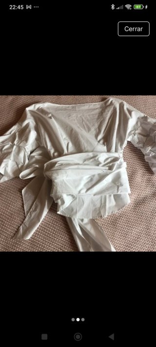 Camisa blanca cruzada con lazo