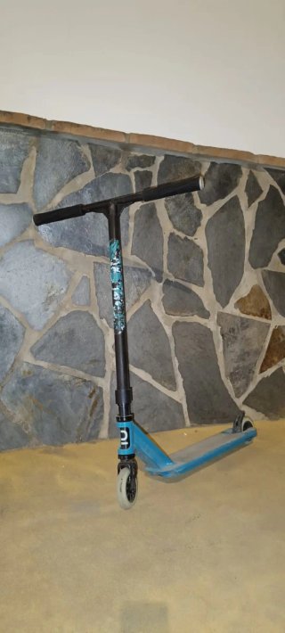 Patinete freestyle azul y negro