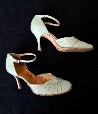 Zapatos de piel con pulsera al tobillo
