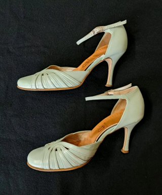 Zapatos de piel con pulsera al tobillo