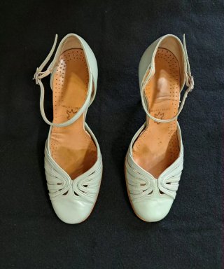 Zapatos de piel con pulsera al tobillo