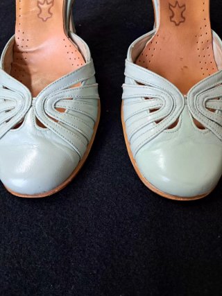Zapatos de piel con pulsera al tobillo