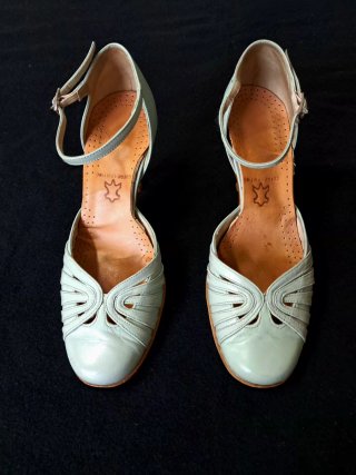 Zapatos de piel con pulsera al tobillo