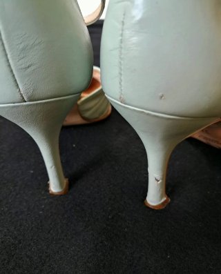 Zapatos de piel con pulsera al tobillo