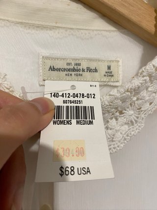 Blusa blanca con cuello de encaje