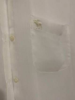 Blusa blanca con cuello de encaje