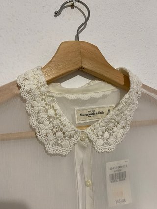Blusa blanca con cuello de encaje