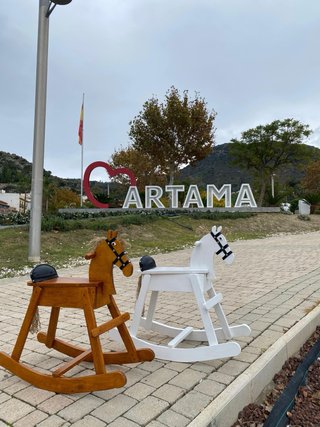 Cavalli dondoli in legno artigianali