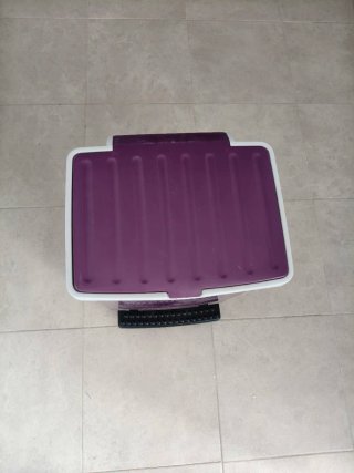 Cubo de basura morado con pedal