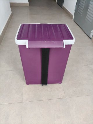 Cubo de basura morado con pedal