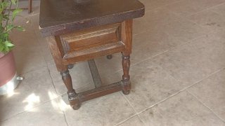 Comodino in legno massello scuro con cassetto