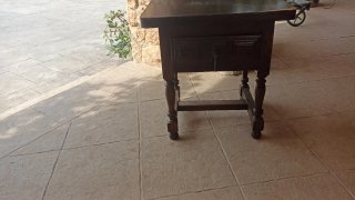 Comodino in legno massello scuro con cassetto